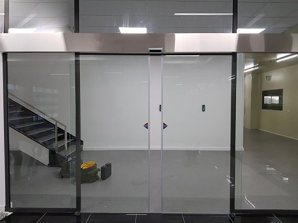 Cua kinh cuong luc co do an toan cao